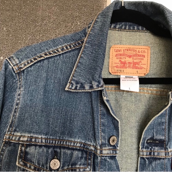 Levi’s Oversized Trucker Jean Jacket - Picture 3 of 4